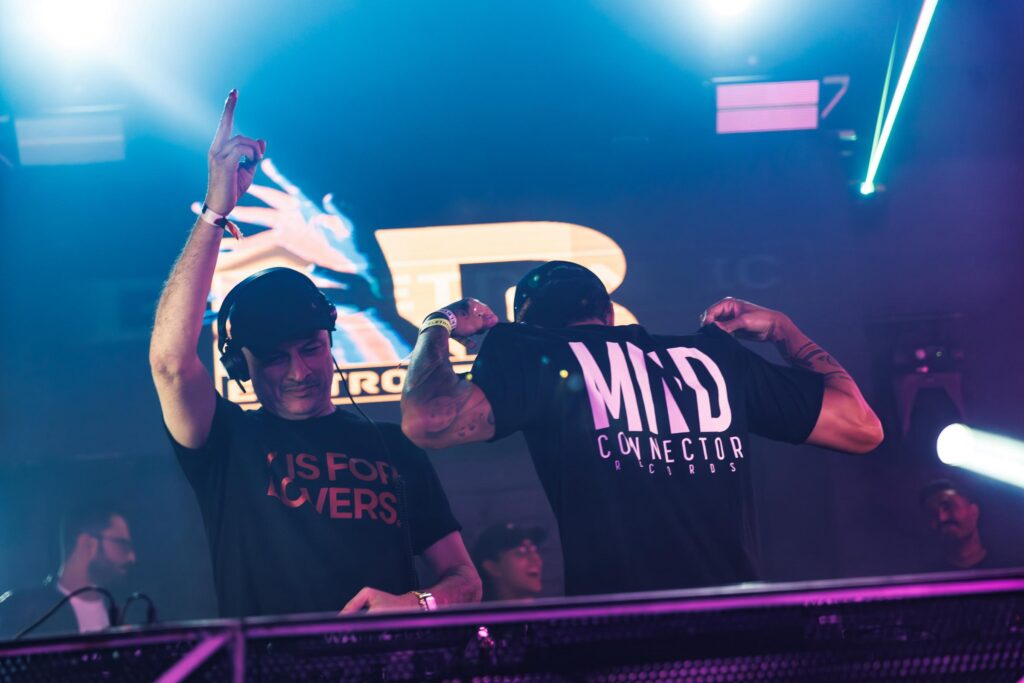 DJ Hopper tocando na Biza Eletronic